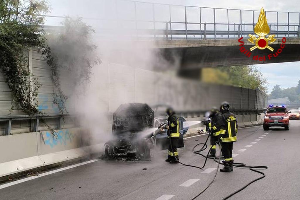 Ascoli Piceno – Vettura a fuoco sulla tangenziale a Porta Cartara, incendio domato
